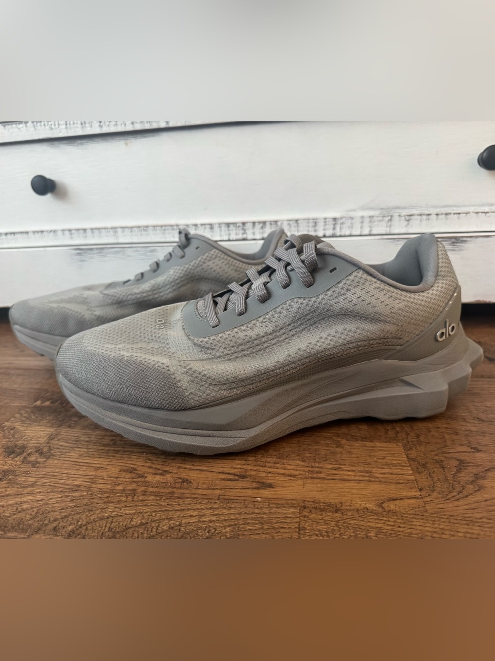ALO Yoga Runner Grey Unisex Shoes Sneakers Mesh Size Men's 10.5 Women's 12 - Picture 2 of 11
